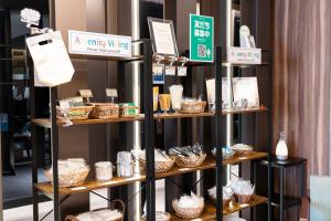 東京にあるKOKO HOTEL Tsukiji Ginzaの棚にかご等を飾る