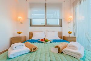 una camera da letto con un letto e asciugamani di Filoxenia Villas a Gennadi