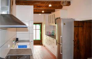 Beautiful Home In Saint-jean-dangle With Wifi tesisinde mutfak veya mini mutfak