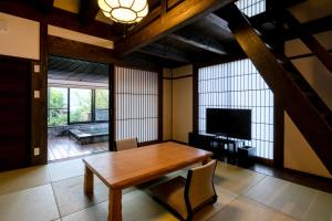 Yufuin Onsen Toshoan的电视和/或娱乐中心