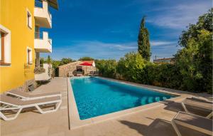 สระว่ายน้ำที่อยู่ใกล้ ๆ หรือใน Beautiful Apartment In Salatici With 2 Bedrooms, Wifi And Outdoor Swimming Pool