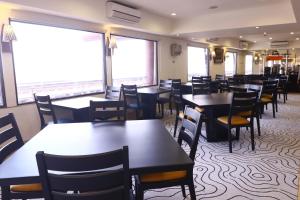 a dining room filled with tables and chairs at Jakarta Airport Hotel in Tangerang