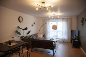 uma sala de estar com um sofá e uma mesa em Modern 2 bed Apartment- Town Centre em Northampton