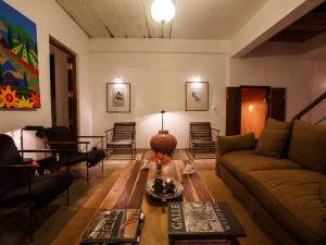sala de estar con sofá y mesa en Lagoon House Rekawa, en Tangalle