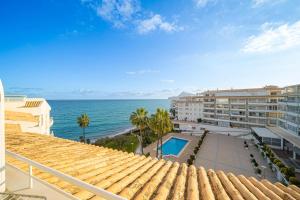 ein Blick auf das Meer vom Balkon eines Gebäudes in der Unterkunft Costa Bella in Altea