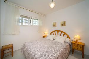 Schlafzimmer mit einem Bett mit weißen Wänden und einem Fenster in der Unterkunft Costa Bella in Altea + 19 Fotos