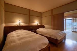 Yufuin Onsen Toshoan客房内的一张或多张床位