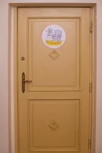 una puerta con una foto de una silla en ella en Theatroom Apartman, en Eger
