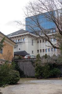 budynek z zaparkowanym przed nim samochodem w obiekcie Theatroom Apartman w Egerze