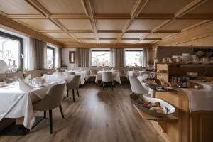 Reštaurácia alebo iné gastronomické zariadenie v ubytovaní Garni Hotel Platzer