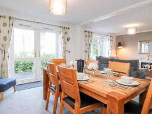 een eetkamer met een houten tafel en stoelen bij Arnside House in Carnforth