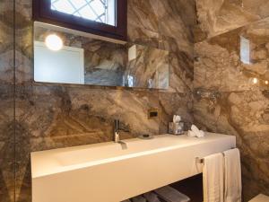 A bathroom at Belvilla by OYO Tamburina