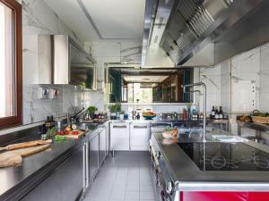 A kitchen or kitchenette at Belvilla by OYO Tamburina