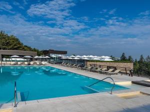 The swimming pool at or close to Belvilla by OYO Tamburina