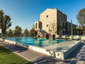 The swimming pool at or close to Belvilla by OYO Tamburina