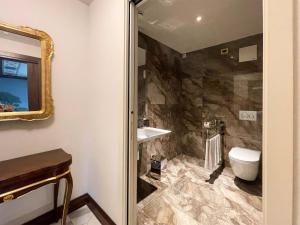 A bathroom at Belvilla by OYO Tamburina