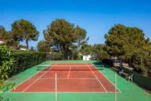 Tenis alebo squash v ubytovaní Can Petit Estel alebo jeho okolí