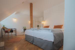 Postel nebo postele na pokoji v ubytování Hotel Petřín
