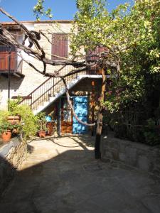 a building with a staircase and a blue door at Vasilopoulos House in Tochni