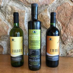 - deux bouteilles de vin assises sur une table dans l'établissement Agriturismo Poggio del Drago, à Montemerano