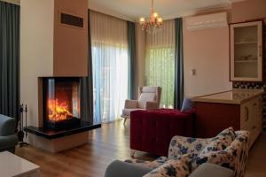 a living room with a fire place in a fireplace at Sawsana Villalari in Sapanca