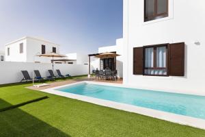 basen na podwórku domu w obiekcie Lanzarote Villa Arts w mieście Playa Blanca