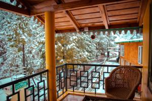 Balkón nebo terasa v ubytování THEHIMALAYANLIVING WHISTLING PINES