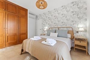 sypialnia z łóżkiem i dwoma ręcznikami na nim w obiekcie Lanzarote Villa Arts w mieście Playa Blanca +19 zdjęć
