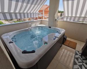 Fotografie z fotogalerie ubytování Central Apartment with Jacuzzi v Novalji