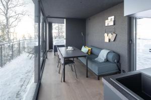 un salon avec un canapé bleu et une table dans l'établissement NARVIKFJELLET Camp 291, à Narvik