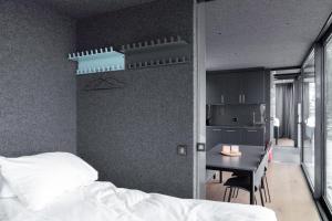 une chambre avec un lit et une table et une cuisine dans l'établissement NARVIKFJELLET Camp 291, à Narvik
