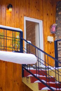 Fotografie z fotogalerie ubytování THEHIMALAYANLIVING WHISTLING PINES v destinaci Mukteswar