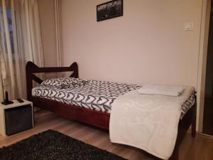 - une petite chambre avec un lit et un tapis dans l'établissement Villa Belveder, à Poznań