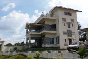 una casa con un coche aparcado delante en DWARAKA STAY INN-Rejoicing Family Home Coorg, en Kushālnagar 22 fotos más