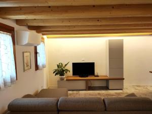 sala de estar con sofá y TV en Appartamento Alla Torre 162, en Cavallino-Treporti