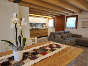a living room with a couch and a table at Appartamento Alla Torre 162 in Cavallino-Treporti