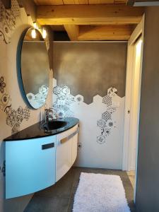 a bathroom with a sink and a mirror at Appartamento Alla Torre 162 in Cavallino-Treporti