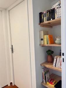 Knihovna v apartmánu