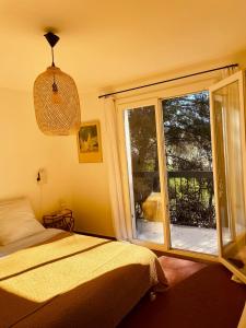 Postel nebo postele na pokoji v ubytování Charmant T3 au milieu des pins, terrasse sud, vue mer, plage à pieds, fibre et garage privé inclus + 29 fotografií