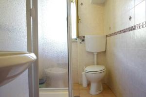 uma pequena casa de banho com WC e chuveiro em Comfort in riva al mare em Belmonte Calabro