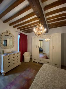 een slaapkamer met een bed, een dressoir en een spiegel bij del posto in Parma