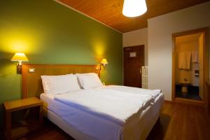 Postel nebo postele na pokoji v ubytování Hotel Salegg