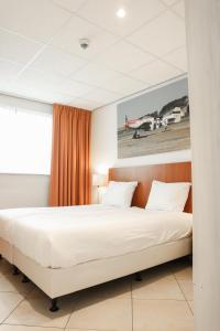 sypialnia z dużym łóżkiem w pokoju w obiekcie Studio's De Vlijt Texel w mieście De Cocksdorp