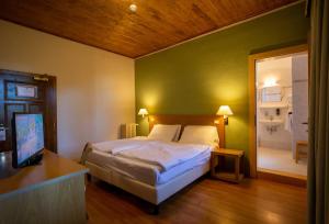 Postel nebo postele na pokoji v ubytování Hotel Salegg