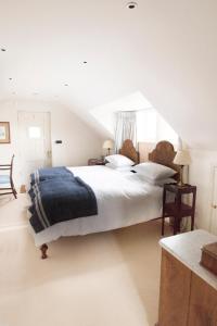 a bedroom with a large bed with a blue blanket at The Countryside Annexe in Pulborough