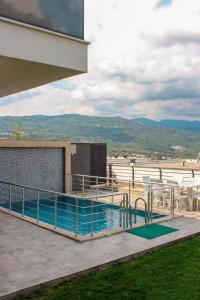 una piscina al costado de un edificio en Sawsana Villalari, en Sapanca