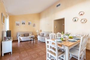 Foto dalla galleria di Villa Androna a Cala'n Bosch