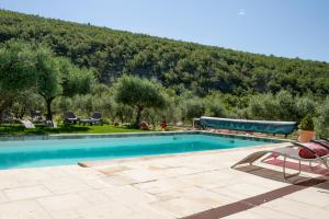 a swimming pool with a view of a mountain at Fontdecounet in Lardiers
