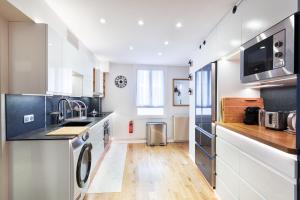 cocina con fregadero, lavadora y secadora en Suite Appart Place Versepuy, en Chantilly