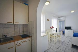 Kuchyňa alebo kuchynka v ubytovaní Apartment in Porec with balcony, WiFi 819-3
